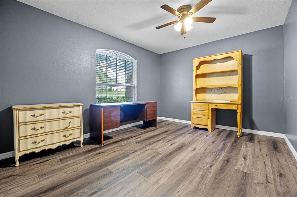 合同活跃: $315,000 (4 贝兹, 2 浴室, 1820 平方英尺)