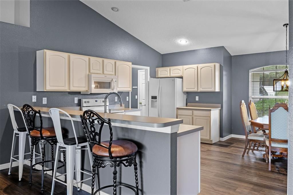 合同活跃: $315,000 (4 贝兹, 2 浴室, 1820 平方英尺)