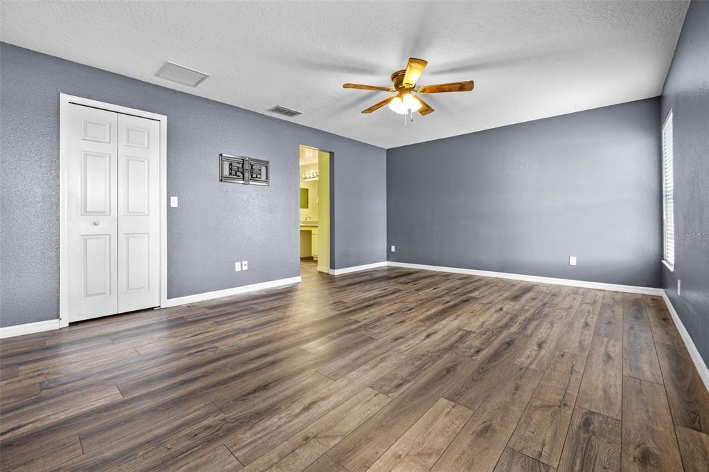 合同活跃: $315,000 (4 贝兹, 2 浴室, 1820 平方英尺)