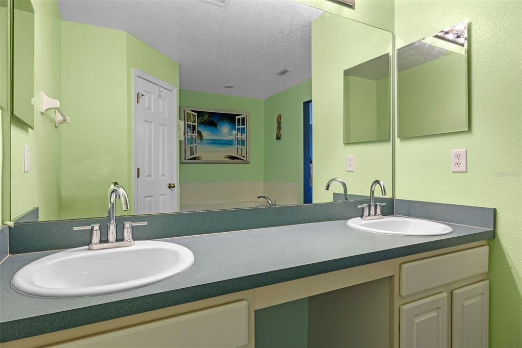 合同活跃: $315,000 (4 贝兹, 2 浴室, 1820 平方英尺)