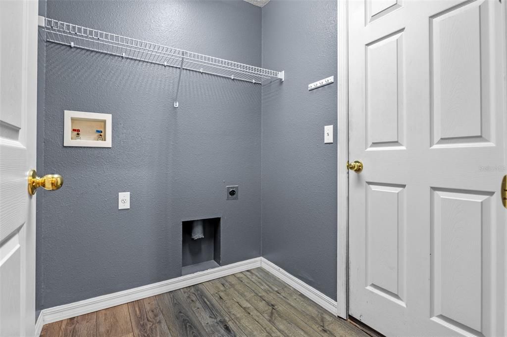 合同活跃: $315,000 (4 贝兹, 2 浴室, 1820 平方英尺)