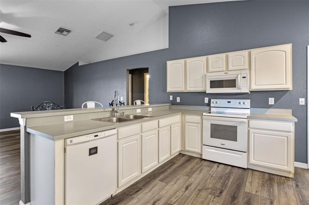 合同活跃: $315,000 (4 贝兹, 2 浴室, 1820 平方英尺)