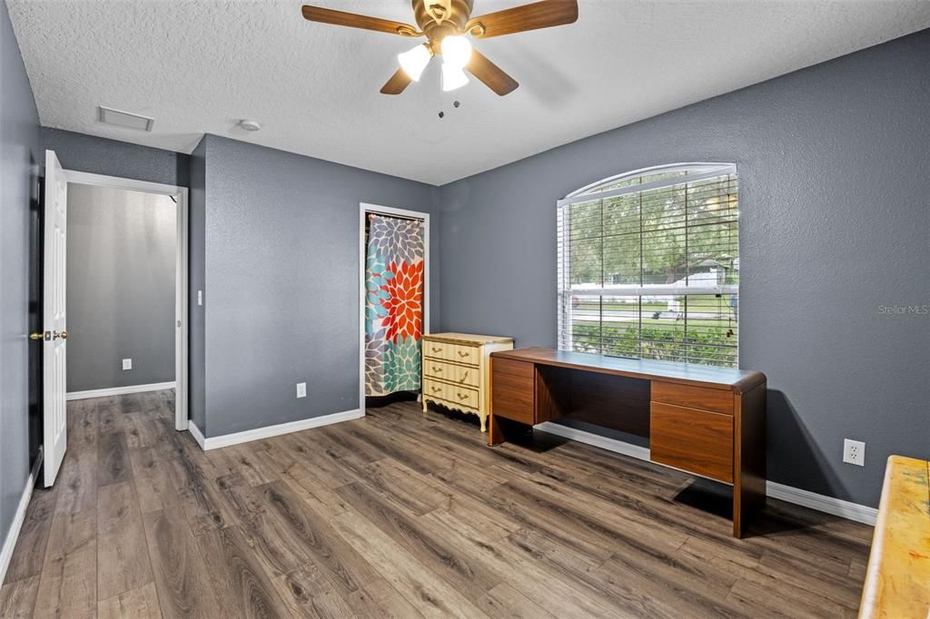 合同活跃: $315,000 (4 贝兹, 2 浴室, 1820 平方英尺)