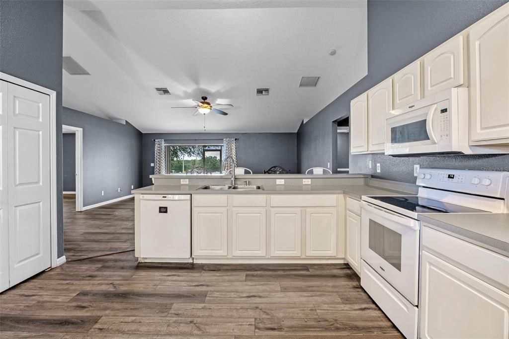 合同活跃: $315,000 (4 贝兹, 2 浴室, 1820 平方英尺)