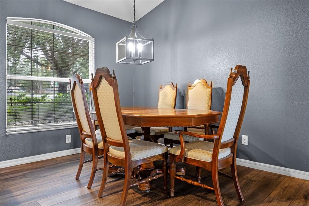 合同活跃: $315,000 (4 贝兹, 2 浴室, 1820 平方英尺)