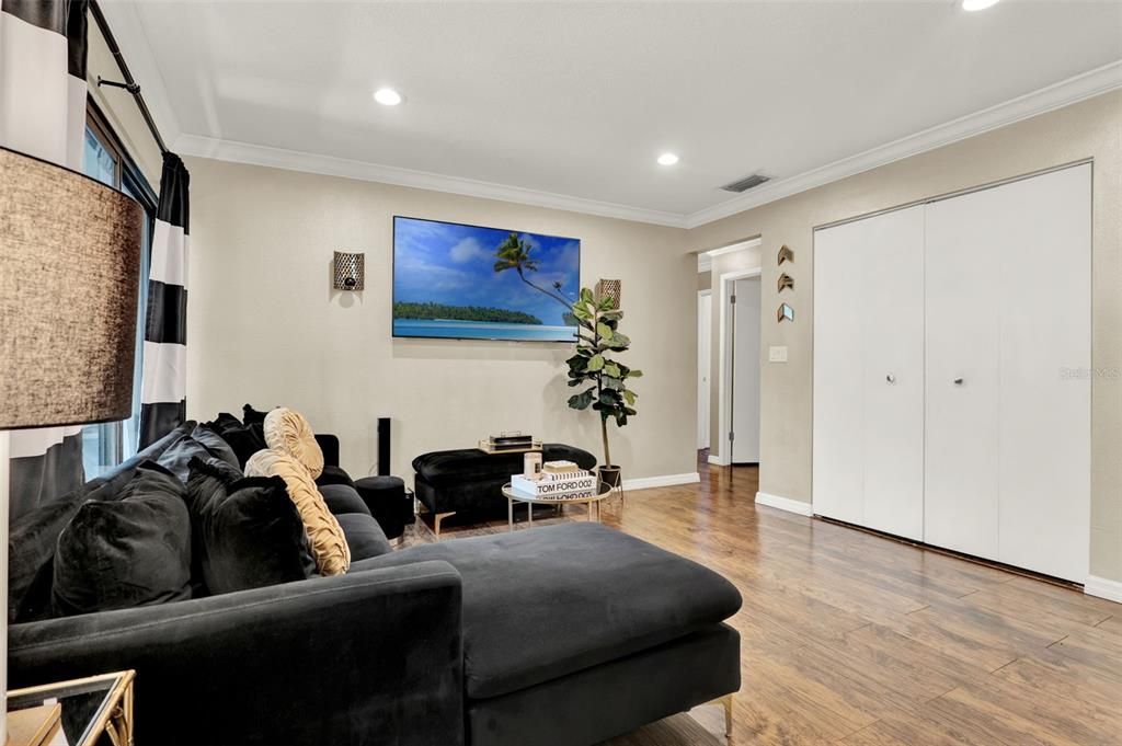 Active With Contract: $159,999 (3 beds, 2 baths, 1187 Square Feet)