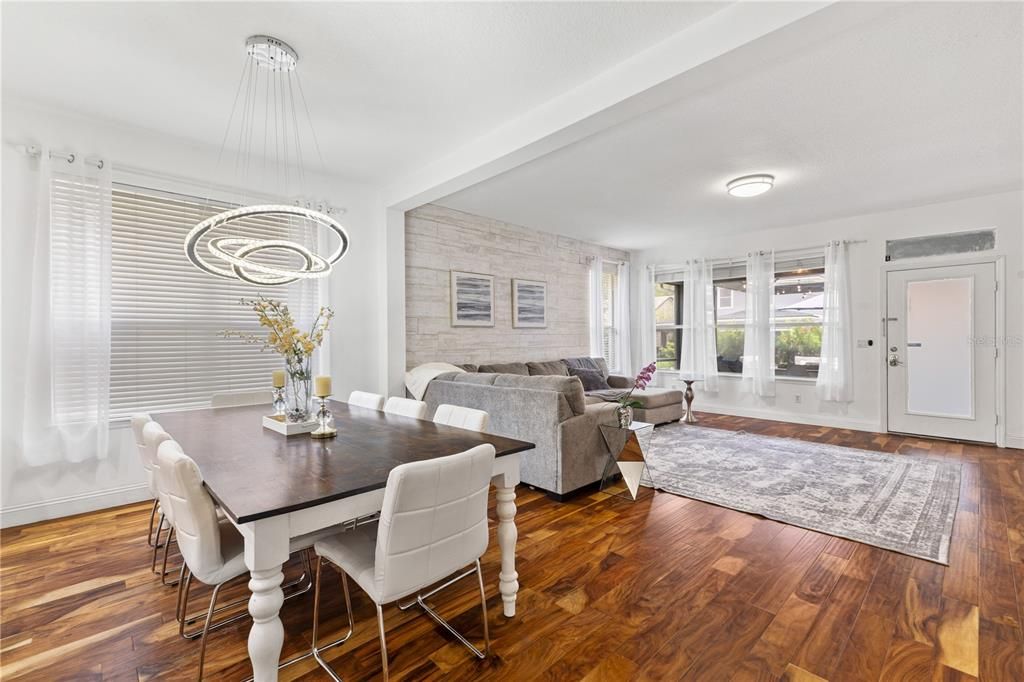 Под контрактом: $679,900 (5 спален, 3 ванн, 3072 Квадратных фут)