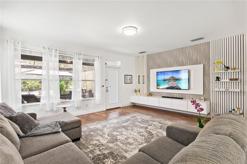 Под контрактом: $679,900 (5 спален, 3 ванн, 3072 Квадратных фут)