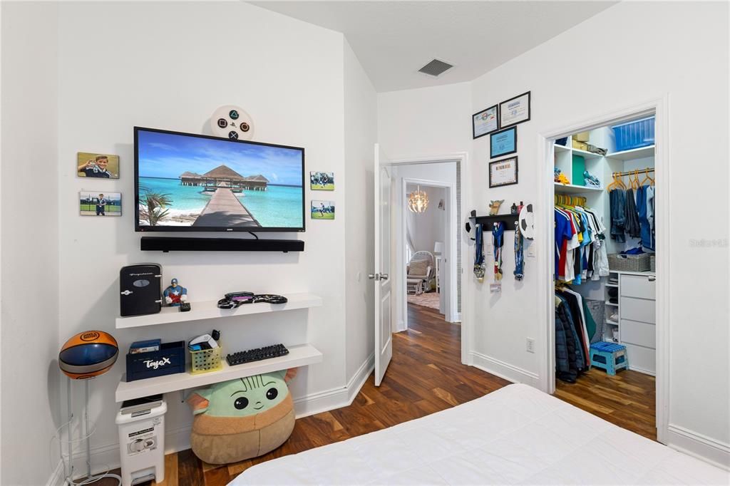 Под контрактом: $679,900 (5 спален, 3 ванн, 3072 Квадратных фут)