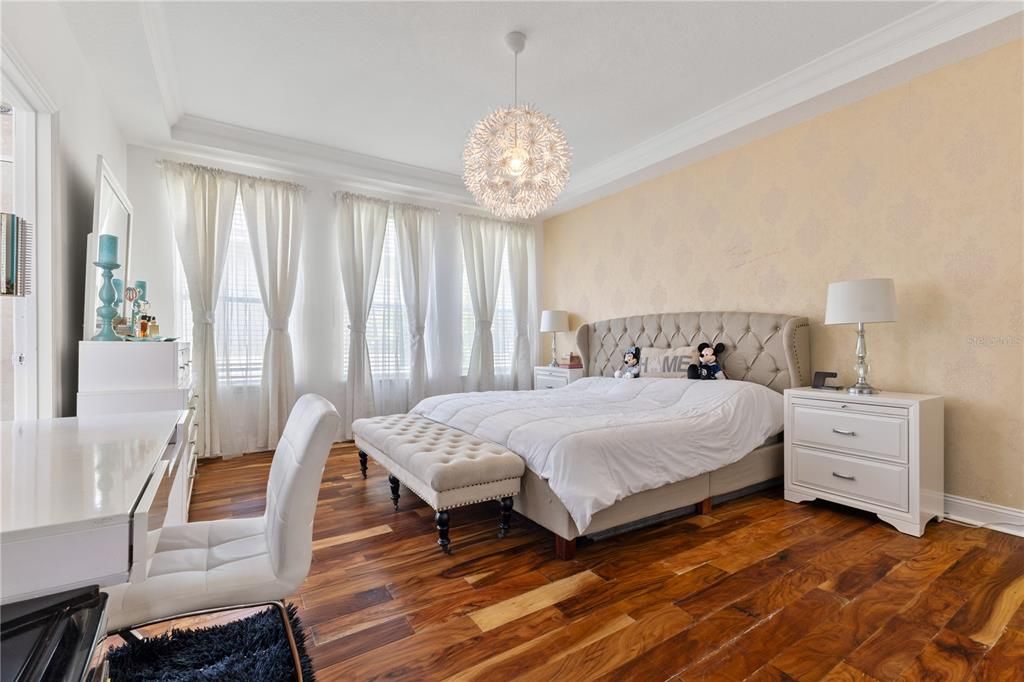 Под контрактом: $679,900 (5 спален, 3 ванн, 3072 Квадратных фут)