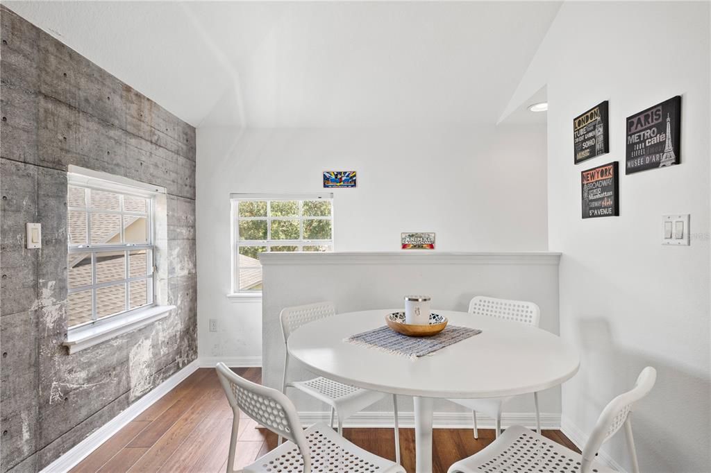 Под контрактом: $679,900 (5 спален, 3 ванн, 3072 Квадратных фут)