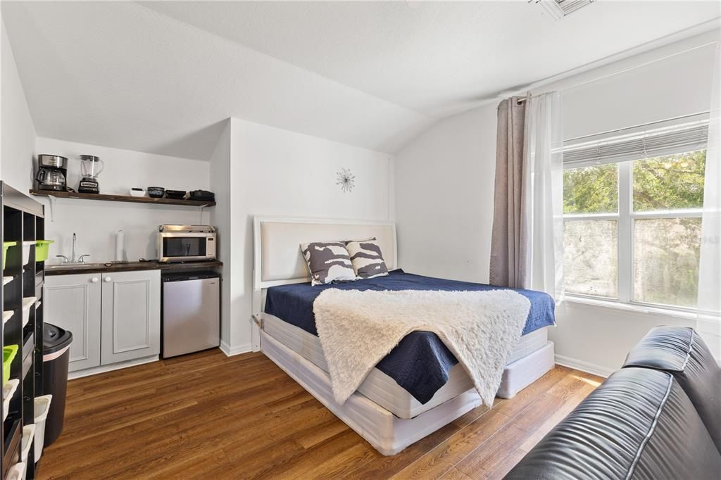 Под контрактом: $679,900 (5 спален, 3 ванн, 3072 Квадратных фут)