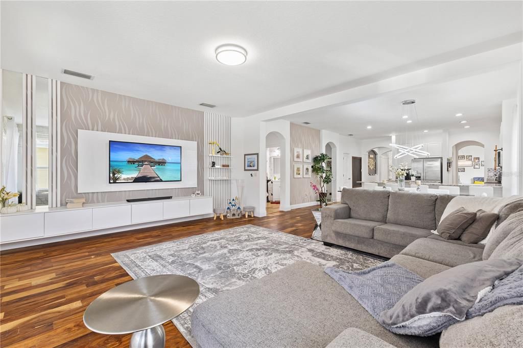 Под контрактом: $679,900 (5 спален, 3 ванн, 3072 Квадратных фут)