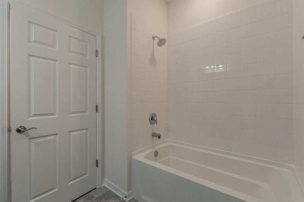 Под контрактом: $324,900 (3 спален, 2 ванн, 1620 Квадратных фут)