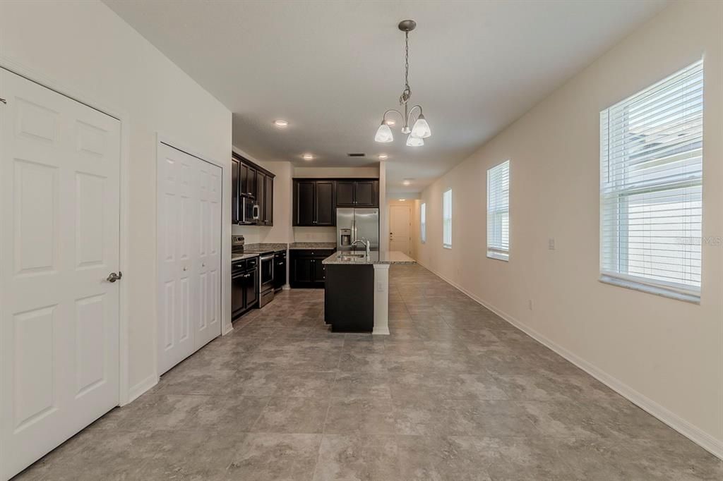 Под контрактом: $324,900 (3 спален, 2 ванн, 1620 Квадратных фут)