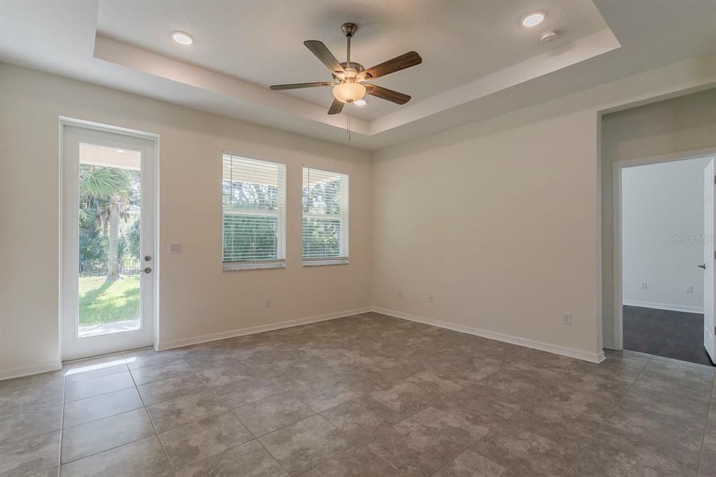 Под контрактом: $324,900 (3 спален, 2 ванн, 1620 Квадратных фут)