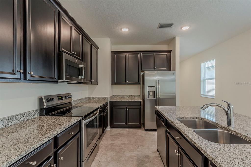 Под контрактом: $324,900 (3 спален, 2 ванн, 1620 Квадратных фут)