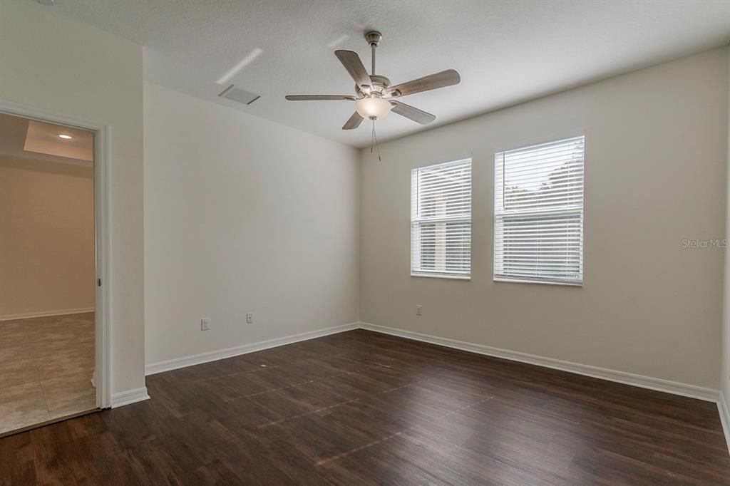 Под контрактом: $324,900 (3 спален, 2 ванн, 1620 Квадратных фут)