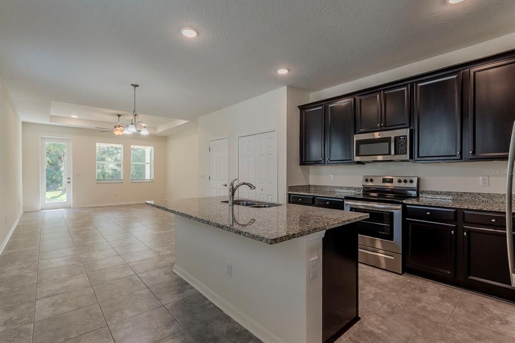 Под контрактом: $324,900 (3 спален, 2 ванн, 1620 Квадратных фут)