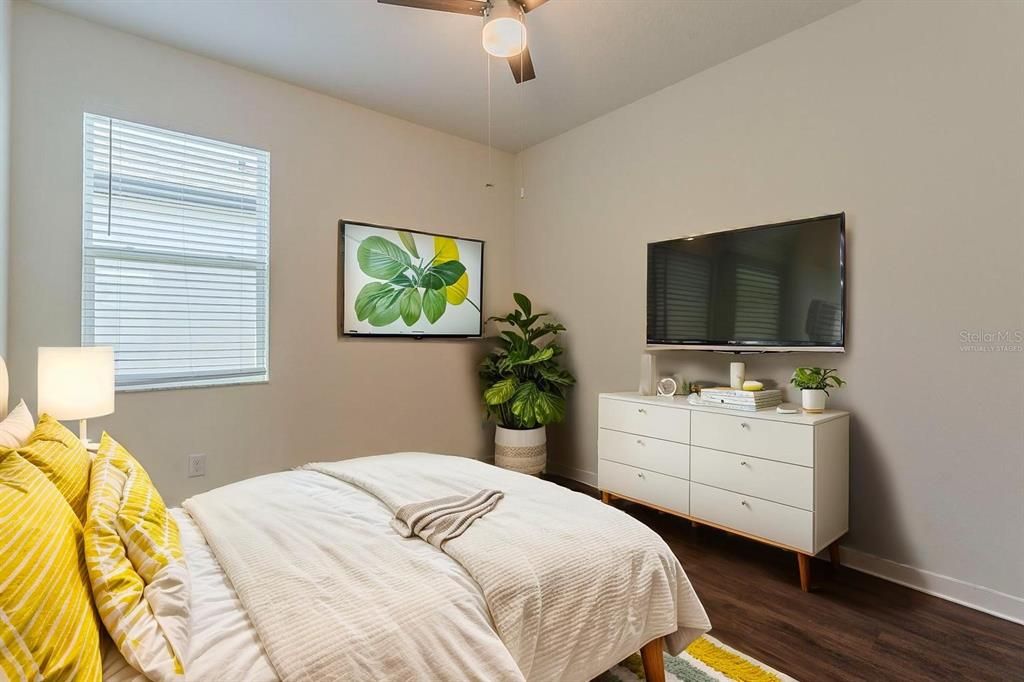 Под контрактом: $324,900 (3 спален, 2 ванн, 1620 Квадратных фут)