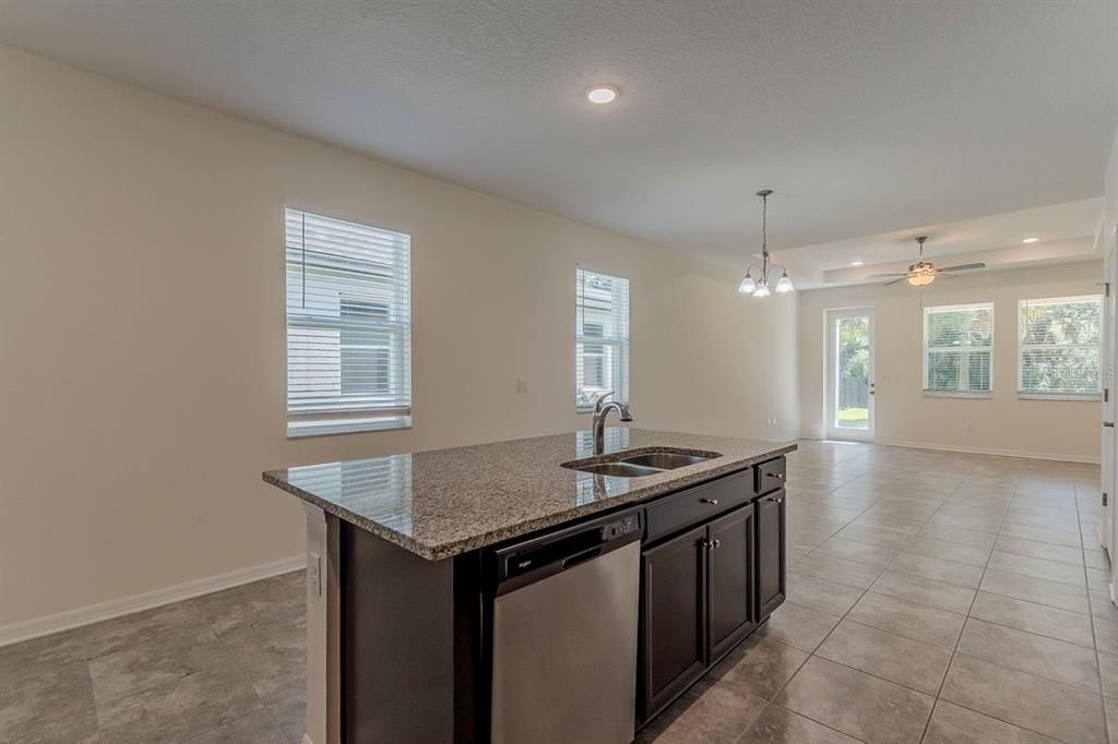 Под контрактом: $324,900 (3 спален, 2 ванн, 1620 Квадратных фут)