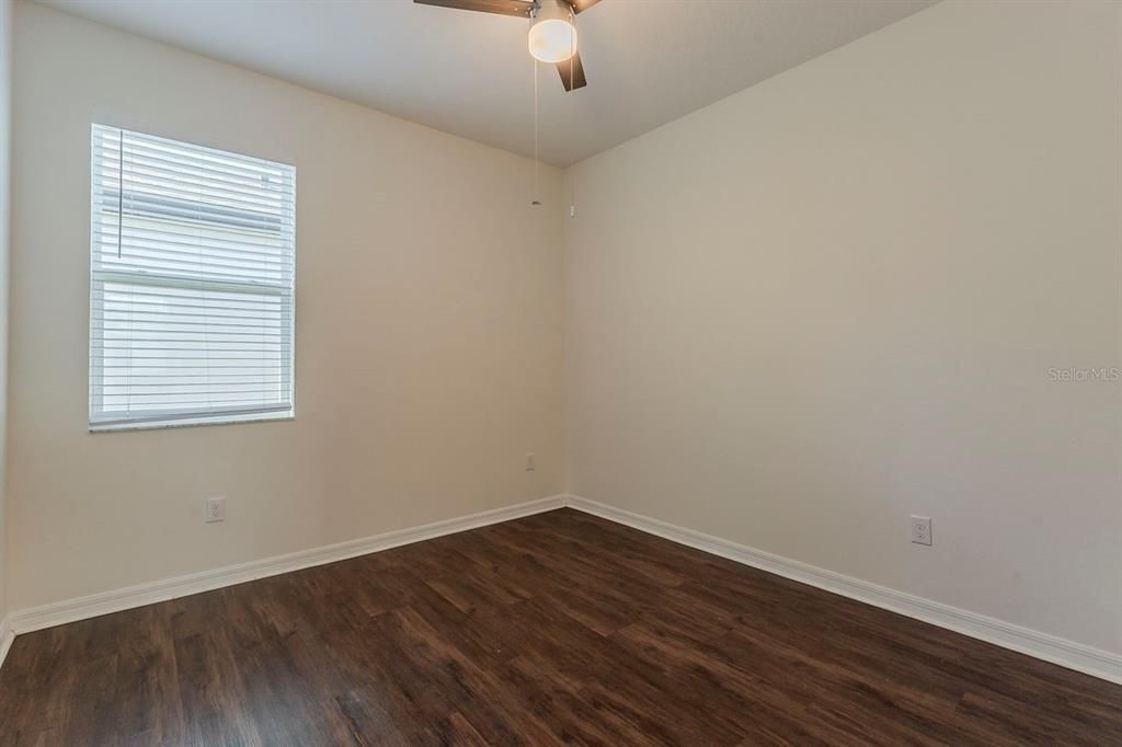 Под контрактом: $324,900 (3 спален, 2 ванн, 1620 Квадратных фут)