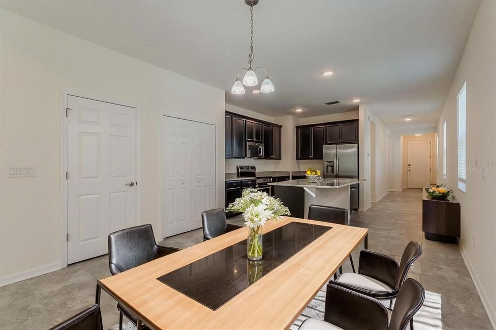 Под контрактом: $324,900 (3 спален, 2 ванн, 1620 Квадратных фут)