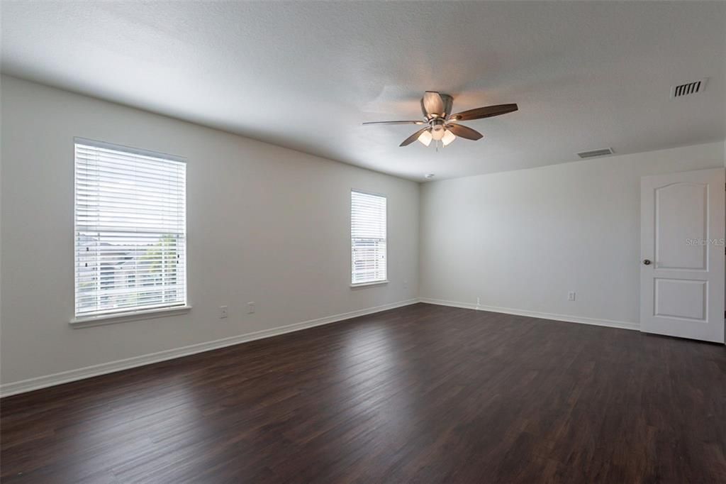 For Sale: $324,900 (4 beds, 2 baths, 2486 Square Feet)