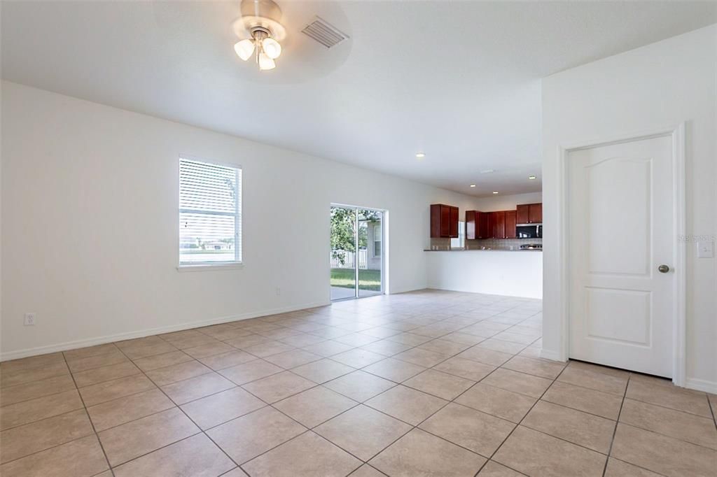 For Sale: $324,900 (4 beds, 2 baths, 2486 Square Feet)