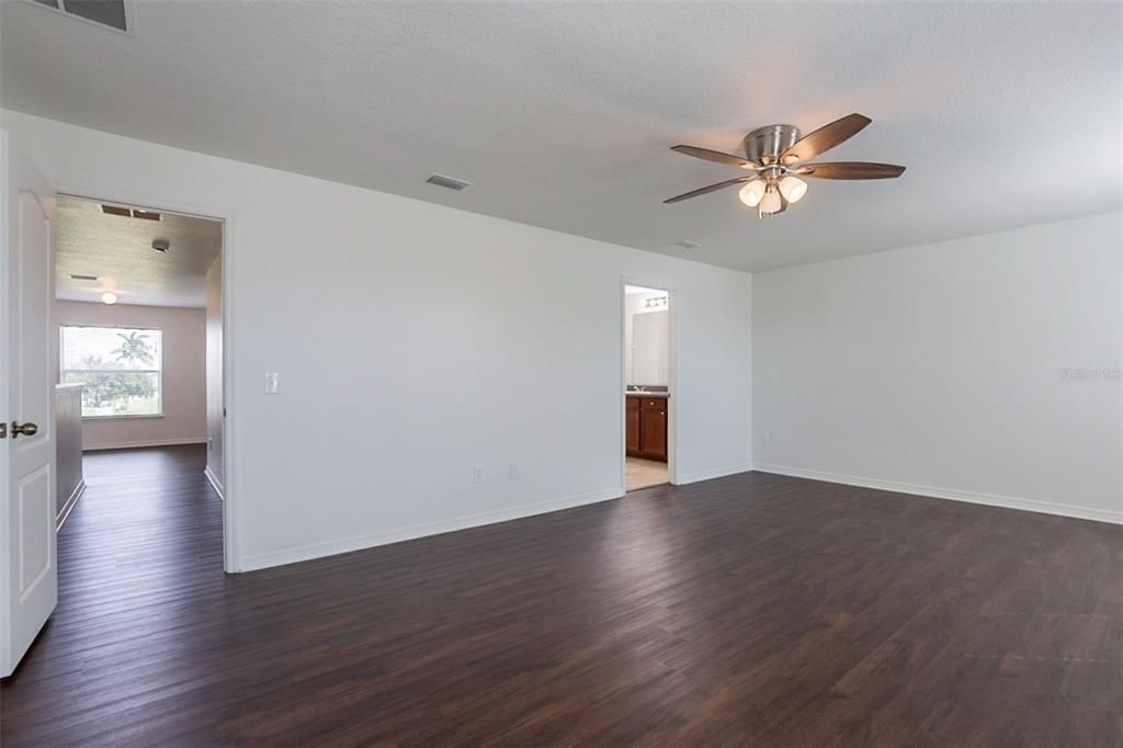 For Sale: $324,900 (4 beds, 2 baths, 2486 Square Feet)