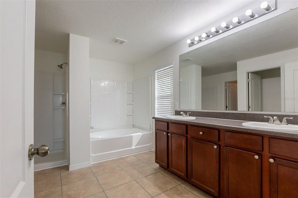 For Sale: $324,900 (4 beds, 2 baths, 2486 Square Feet)