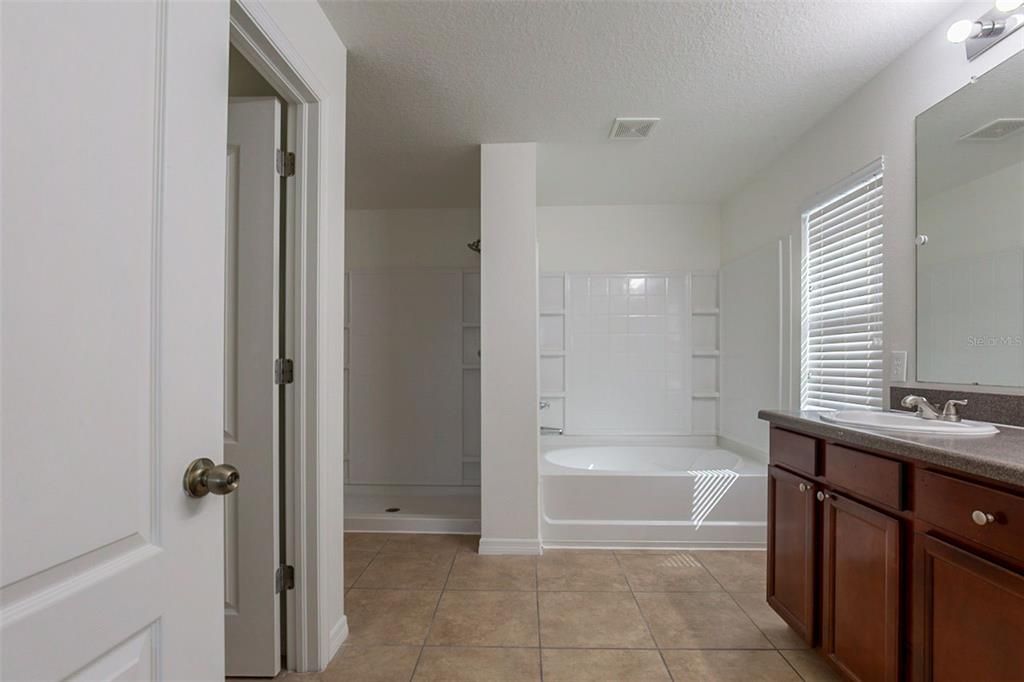 For Sale: $324,900 (4 beds, 2 baths, 2486 Square Feet)