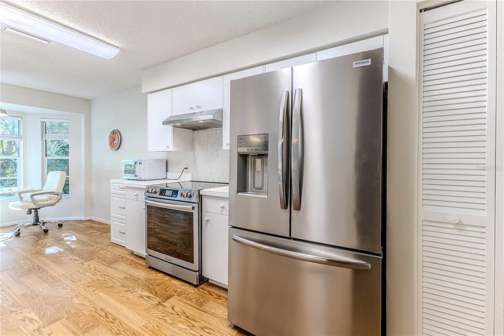 Active With Contract: $239,000 (2 beds, 2 baths, 1298 Square Feet)
