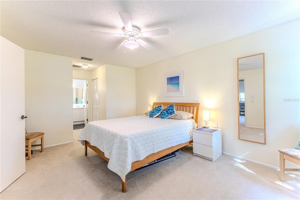 Active With Contract: $239,000 (2 beds, 2 baths, 1298 Square Feet)