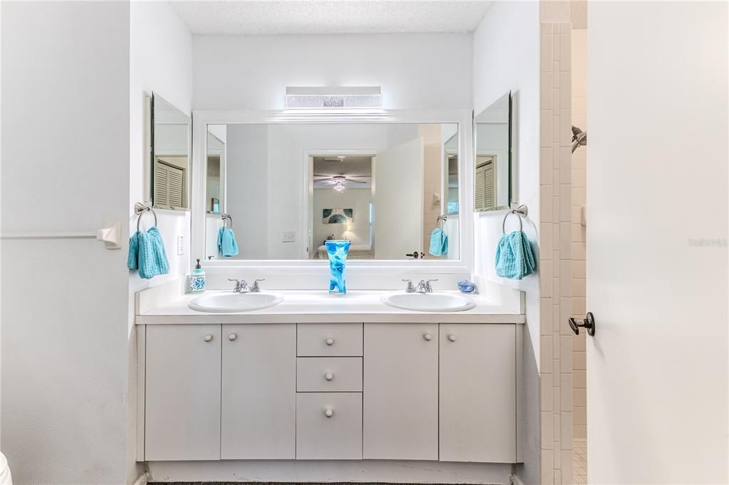 Active With Contract: $239,000 (2 beds, 2 baths, 1298 Square Feet)