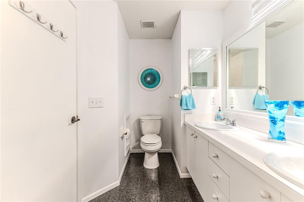 Active With Contract: $239,000 (2 beds, 2 baths, 1298 Square Feet)