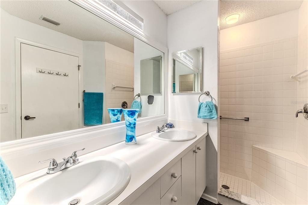 Active With Contract: $239,000 (2 beds, 2 baths, 1298 Square Feet)