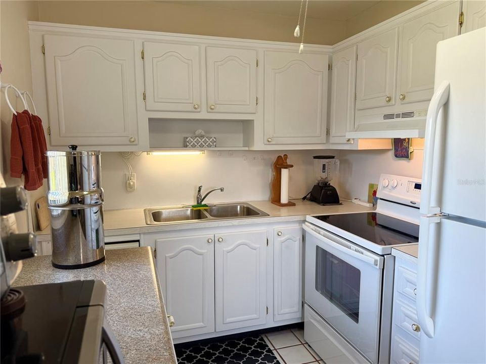 For Sale: $115,000 (2 beds, 2 baths, 984 Square Feet)