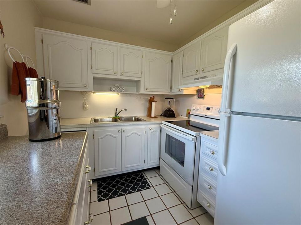 For Sale: $115,000 (2 beds, 2 baths, 984 Square Feet)