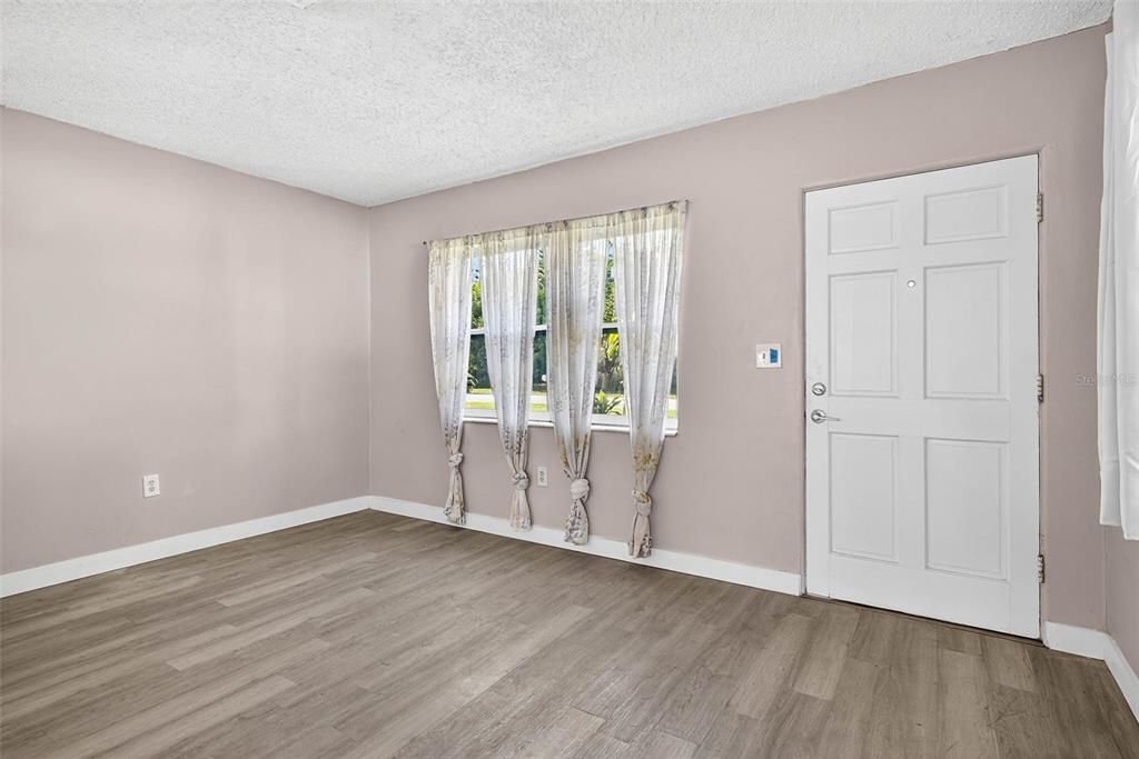 Active With Contract: $2,195 (2 beds, 1 baths, 1077 Square Feet)