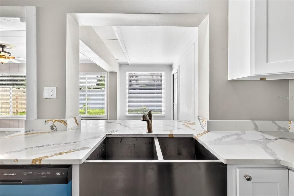 Active With Contract: $2,195 (2 beds, 1 baths, 1077 Square Feet)