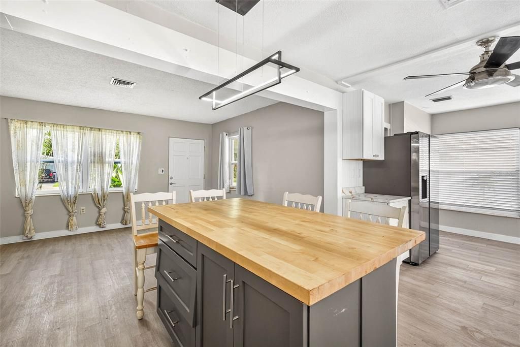Active With Contract: $2,195 (2 beds, 1 baths, 1077 Square Feet)