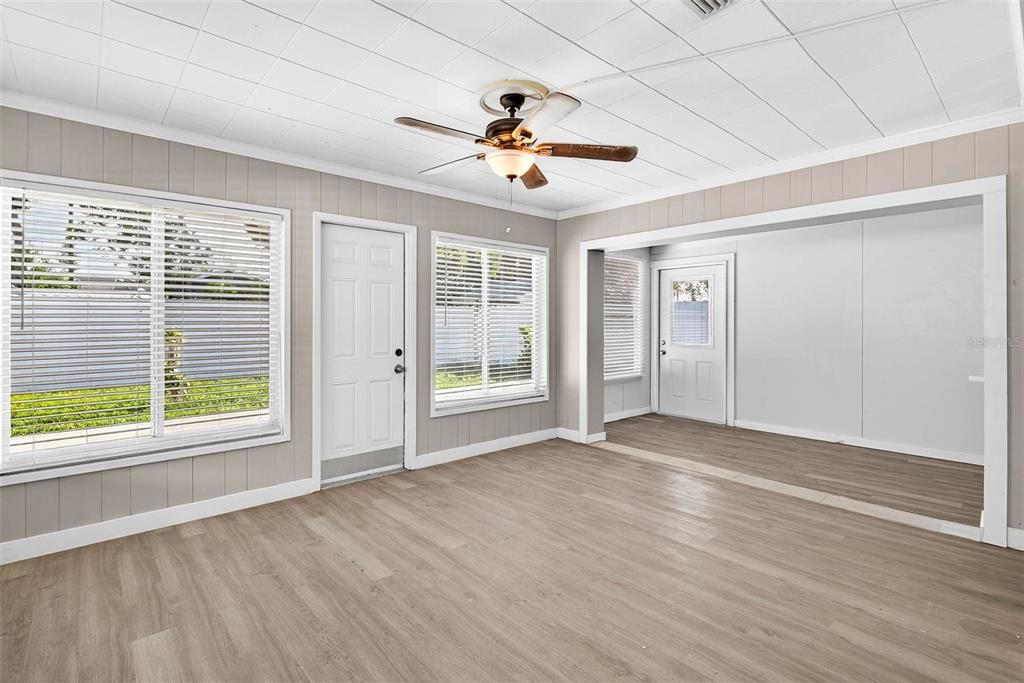 Active With Contract: $2,195 (2 beds, 1 baths, 1077 Square Feet)