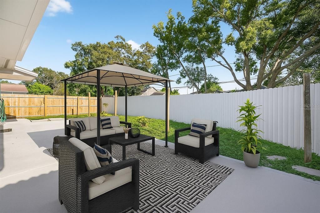 Active With Contract: $2,195 (2 beds, 1 baths, 1077 Square Feet)