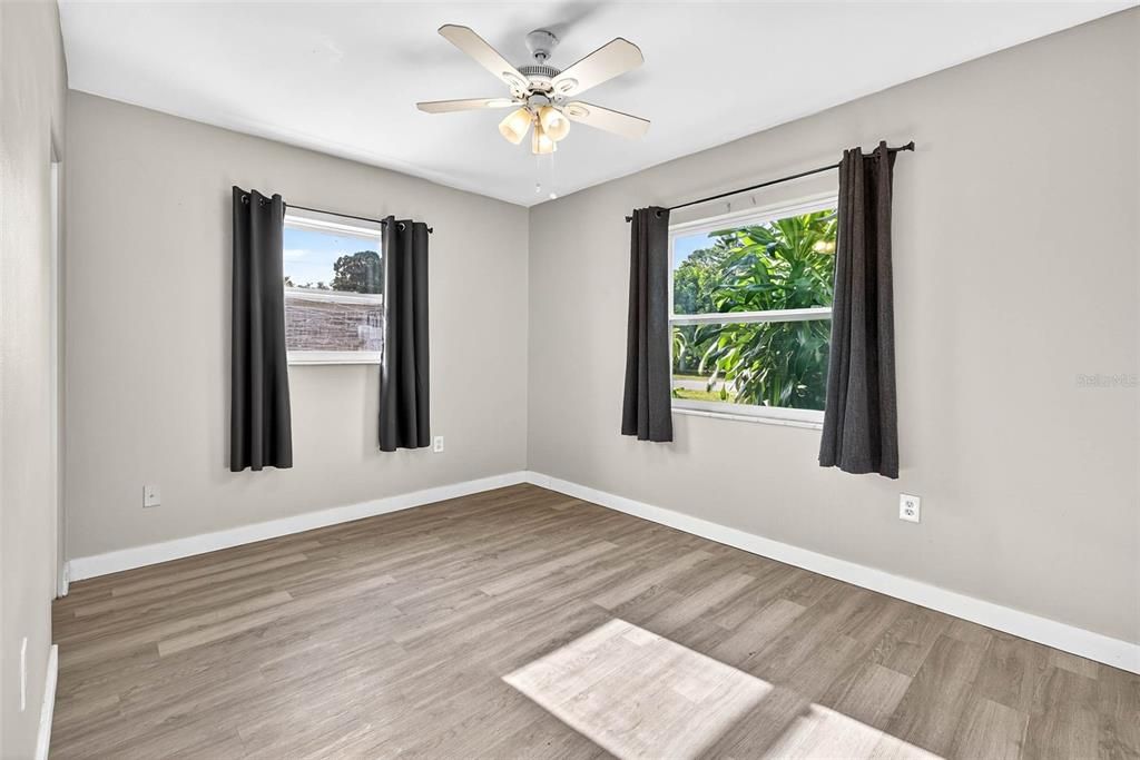 Active With Contract: $2,195 (2 beds, 1 baths, 1077 Square Feet)