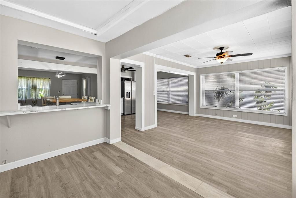 Active With Contract: $2,195 (2 beds, 1 baths, 1077 Square Feet)