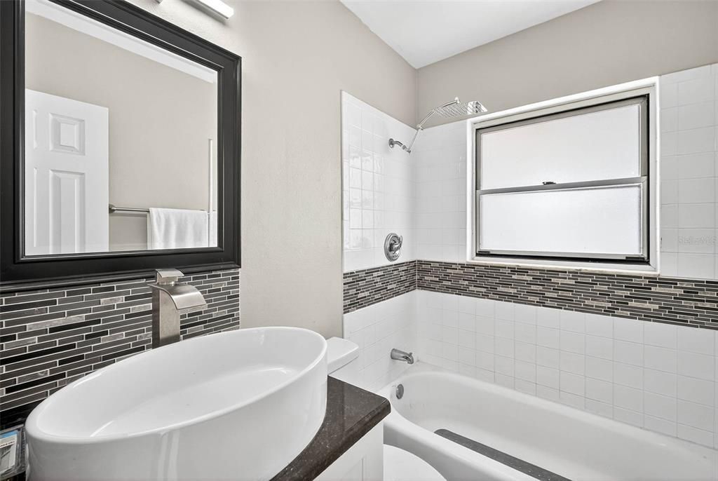 Active With Contract: $2,195 (2 beds, 1 baths, 1077 Square Feet)
