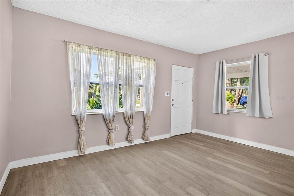 Active With Contract: $2,195 (2 beds, 1 baths, 1077 Square Feet)