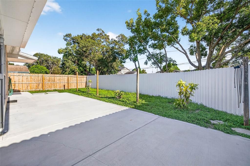 Active With Contract: $2,195 (2 beds, 1 baths, 1077 Square Feet)