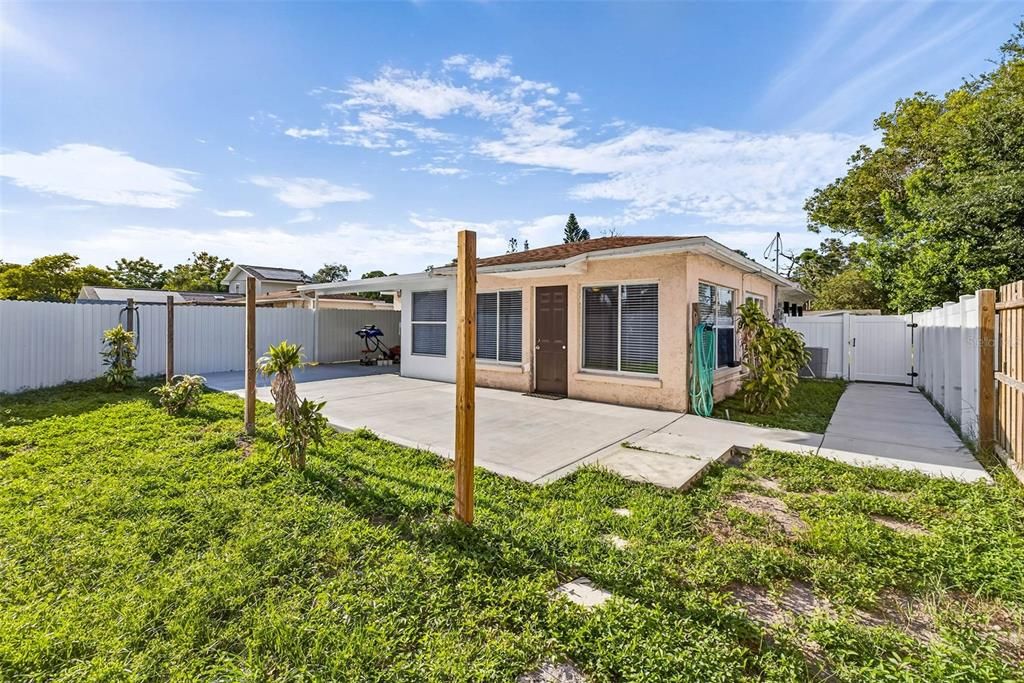 Active With Contract: $2,195 (2 beds, 1 baths, 1077 Square Feet)